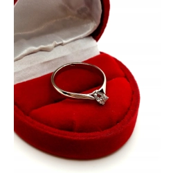 Złoty pierścionek z Brylantem 0,137ct Pr.585 W:2,02gr Roz.15