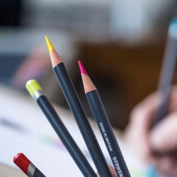 Kredki Derwent Procolour 24 szt. OPIS- BRAK 1 KREDKI SZAREJ!!