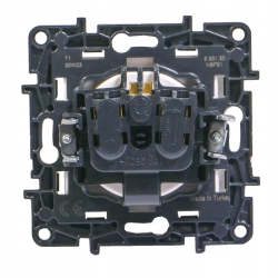 Gniazdo pojedyncze z uziem. zaciski śrub. czarny NILOE STEP 863530 LEGRAND