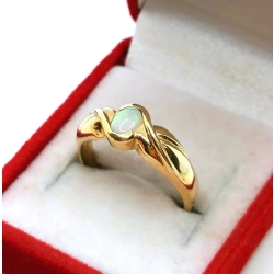 Złoty pierścionek z Opalem Pr.375 W:3,10gr Roz.15