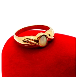 Złoty pierścionek z Opalem Pr.375 W:3,10gr Roz.15