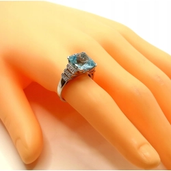 Złoty pierścionek z Akwamarynem i Diamentami Pr.585 W:5,69gr Roz.14