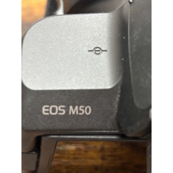 Aparat Canon EOS M50 korpus obiektyw Canon niski przebieg