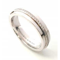 Złoty pierścionek Tiffany T z diamentami 0,13ct Pr.750 W:6,03gr Roz.12