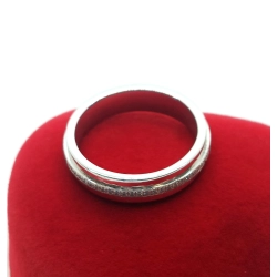 Złoty pierścionek Tiffany T z diamentami 0,13ct Pr.750 W:6,03gr Roz.12