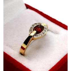 Złoty pierścionek z cyrkoniami czerwone oczko Pr.585 W:2,37gr Roz.9