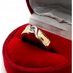 Złoty pierścionek, obrączka z Diamentem 0,17ct Pr.750 W:6,33gr Roz.13
